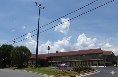 Cleveland Hotel | Clean & Affordable Two Queen Beds Room – Perfect for Road Trippers