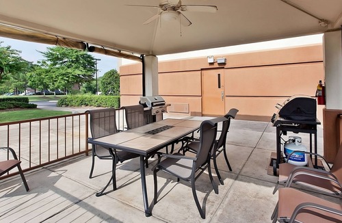 Horsham House | Comfort & Convenience! Free Parking, Pets Allowed, Minutes to Fair Oaks Park
