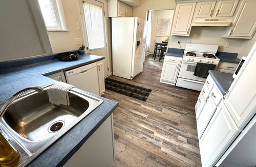 Springfield House | Comfortable 2-bedroom house in enjoyable Springfield with AC, WiFi
