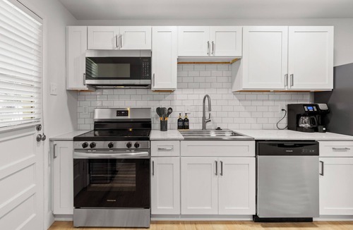 Airport Township House | Comfortable beds and spacious layout with fast WiFi near airport