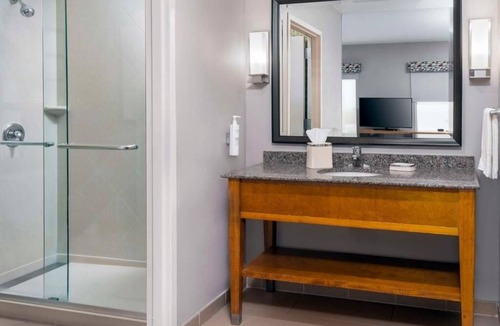 North Clayton Hotel | Comfortable Room a Short Drive from Missouri Botanical Gardens and Forest Park