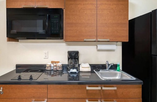 Buena Hotel | Comfortable Room Tailored for Business or Leisure Travelers