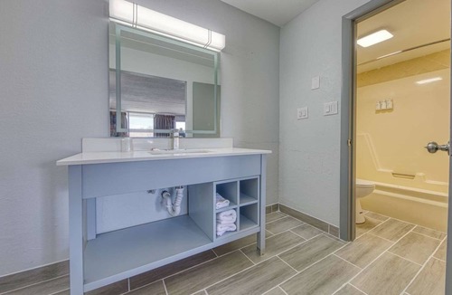 Revelo Hotel | Comfortable Stay w/Free Breakfast, Pool, Near McCreary Museum & Trails