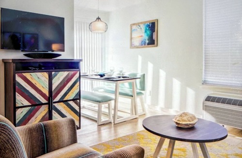 Mission Valley Apartment | Comic Con! sleeps 4 1-bedroom hotel suites in San Diego with AC, kitchen, pool.