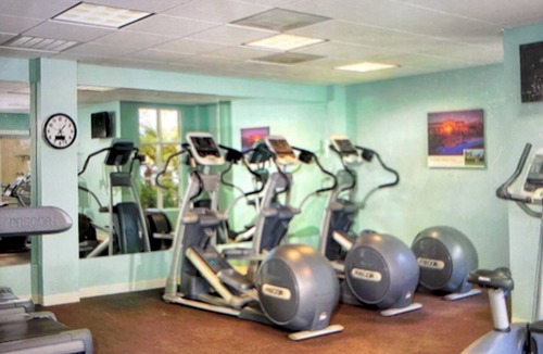 Mission Valley Apartment | Comic Con! sleeps 4 1-bedroom hotel suites in San Diego with AC, kitchen, pool.