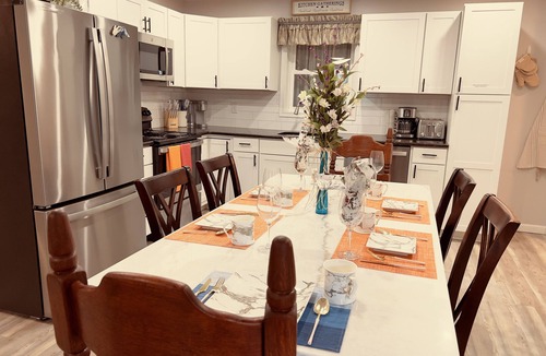 Campbelltown House | conveniently located home is perfect for families and friends.