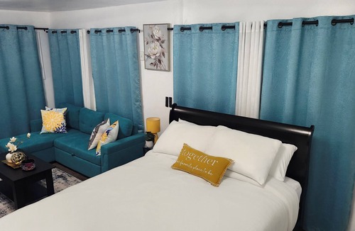 Oakford House | Cozy 1-bedroom studio separate from the house perfect in Levittown with AC
