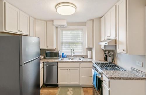 Highwood Apartment | Cozy 2 bed Apt 2 train stops to the Naval Base