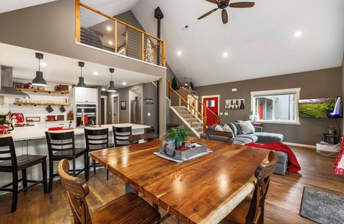 Ronald House | Cozy Cabin+Hot Tub+Huge Game Room & Early Check In & Late Checkout
