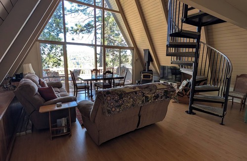 Cedar Glen Cabin | Cozy Cabin/Lake Views/Pool Table & Games/Deck & BBQ/10 Mins to Village + Park