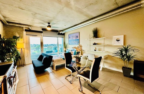 Smart Corner Condo | Cozy Condo Amazing Balcony & Rooftop Views - Family Friendly