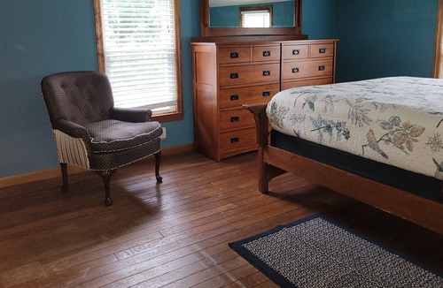 Wheeling House | Cozy creekfront home. Mins to Hosptial, parks, Oglebay, Casino and waterfront!
