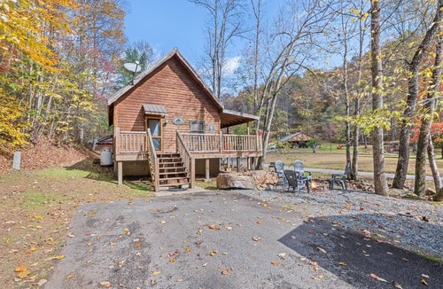 Bryson City Cabin | Cozy Creekside Cabin just a few steps from Lands Creek!