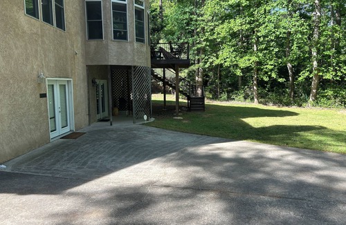 Johns Creek Apartment | Cozy Johns Creek lower level apartment with private entrance & parking by door