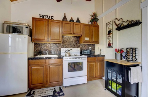 Kalaoa Cottage | Cozy Kona Coast Apt w/Lanai ~ 8 Miles to Beach!