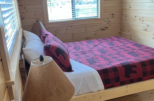 White Cabin | Cozy Log Cabin w/Loft #14. Minutes from Seven Springs and Hidden Valley!
