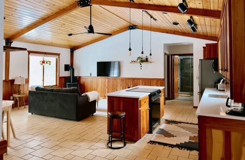 Pine River Cabin | Cozy Log Cottage with Cedar Hot Tub on River
