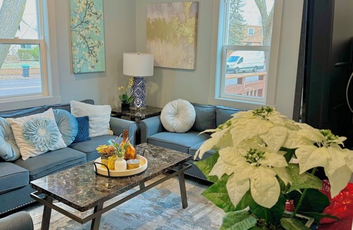 Robbinsdale House | Cozy/Modern Home in Minneapolis with 4 Bedrooms and 2 Bathrooms, Sleeps 8!