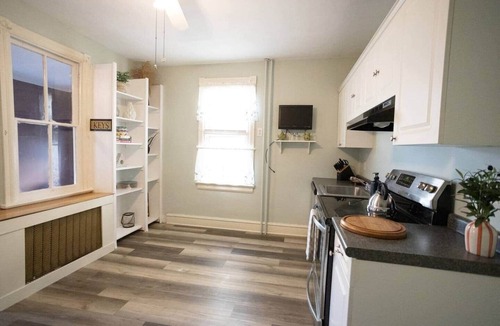 North Wales House | Cozy on Walnut 5 Min walk to train+ close to Merck+ Pet friendly- fully fenced.