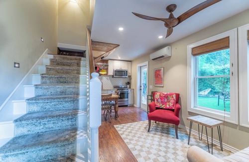 Travis Heights House | Cozy & Quiet Retreat ~ Walk to SoCo and Town Lake!