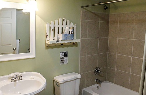 Louisiana Hotel | Cozy room located in historic downtown with a 5 minute walk to the riverfront!