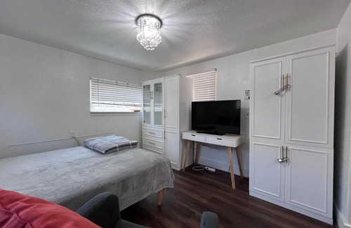 Everett House | Cozy Suburb Studio - Private Entrance