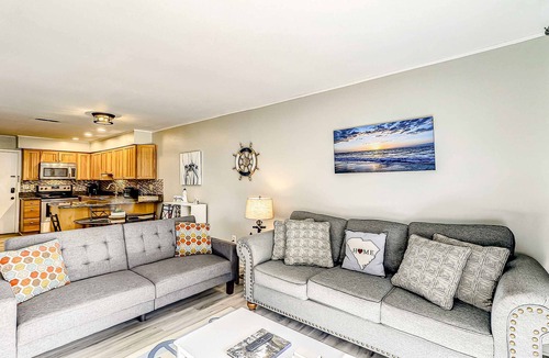 Folly Field Villa | Cozy Third Floor Condo villa with Fast WiFi & Balcony plus Shared Pool, Hot Tub, Tennis