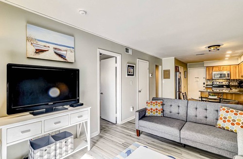 Folly Field Villa | Cozy Third Floor Condo villa with Fast WiFi & Balcony plus Shared Pool, Hot Tub, Tennis