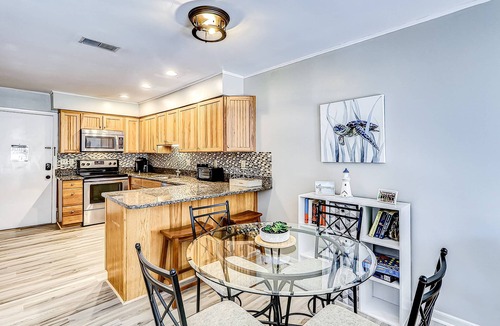 Folly Field Villa | Cozy Third Floor Condo villa with Fast WiFi & Balcony plus Shared Pool, Hot Tub, Tennis