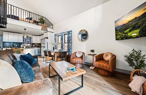 Horse Shoe Cabin | Cozy Villa for 12 with Hot Tub Game Room