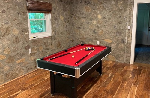 Waynesville House | Creek Crossing Retreat- sleeps 10, creek, fire pit, WiFi, game room, central AC, gas grill