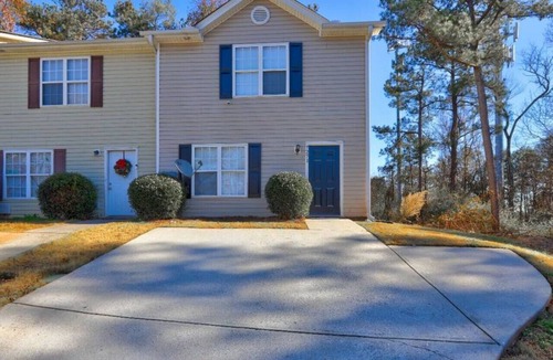 Austell Villa | Crestside 7271 · Conveniently located next to I-20/SixFlags/Atlanta