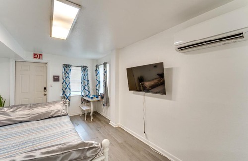 Smith's Memento Apartment | Daytona Beach Studio: Walk to Boardwalk + Pier!