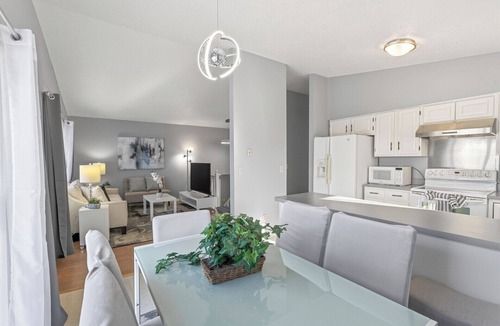 Little Canada House | Delightful 5-bedroom house with AC in Little Canada