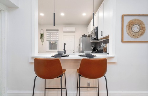 Downtown Wilmington Apartment | Designer remodeled Apt~Close to hospitals & dining~Suited for short or long stay