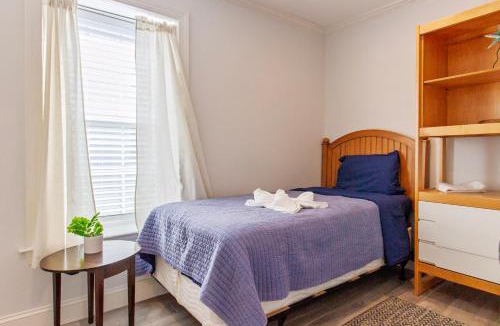 Wayne Apartment | Devon - Horse Show, History, Walk to Shops, Café's