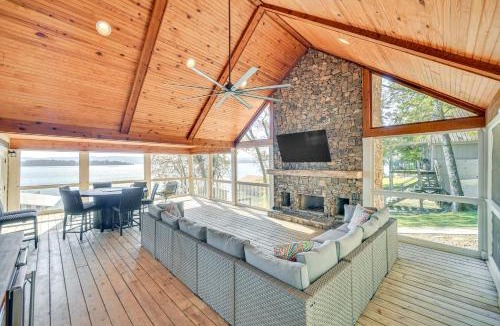 Groveoak House | Dock + Panoramic Views: Guntersville Lake Retreat!