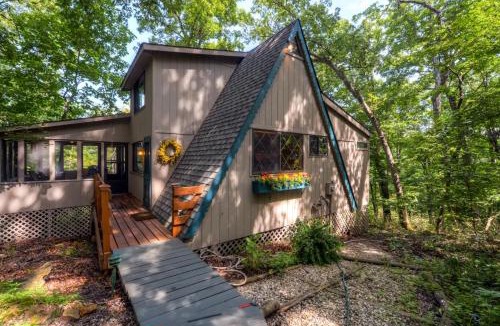 Innsbrook House | Dock & Resort Perks: Quiet Lakefront Cottage
