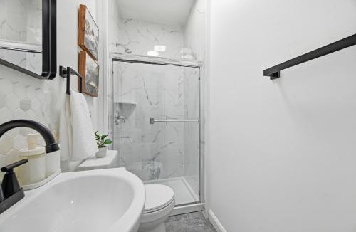 South Hills Apartment | Dormont Pittsburgh 1B Stylish and Modern 1 Bedroom Apartment, Free Street Parking