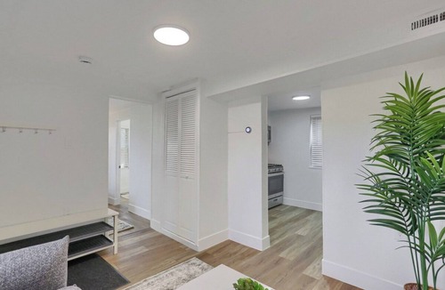 South Hills Apartment | Dormont/Potomac @4 Cozy and Central 2 Bedroom Private Apartment