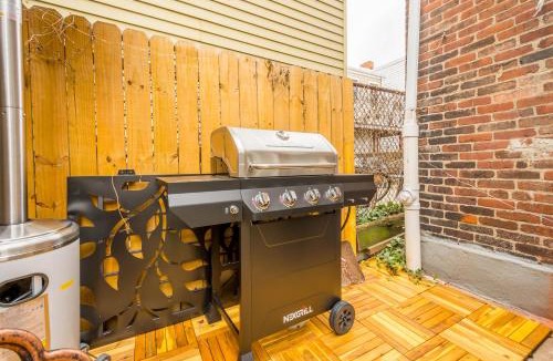 South Side Flats House | Double Living, Yard, BBQ, Massage & South Side Fun