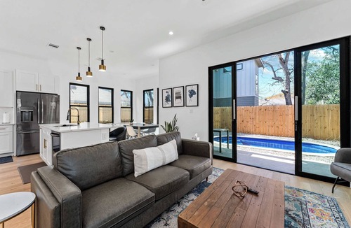 Govalle House | Downtown ATX - Unit A | Modern Home | Pool