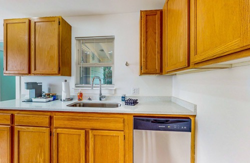 Federal Way House | Dynamic home with large yard - walkable location & near Steel Lake Park & golf