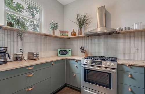 Maxwell House | East Nash Luxe Retreat | Cowboy Pool + Hot Tub | 7 Min to Broadway