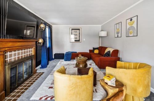 Mount Lebanon House | Eclectic 4Bed with BBQ-Firepit-Games-secretGarden & 7 mile to Downtown