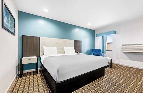 Huntsville Hotel | Elegant King Room w/Free Parking near Huntsville Museum of Art. 3.0 miles away