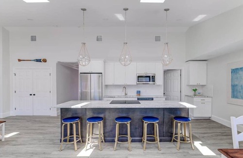 Yachting Village Apartment | Elegant Thames St. Loft w/View of Town and Harbor
