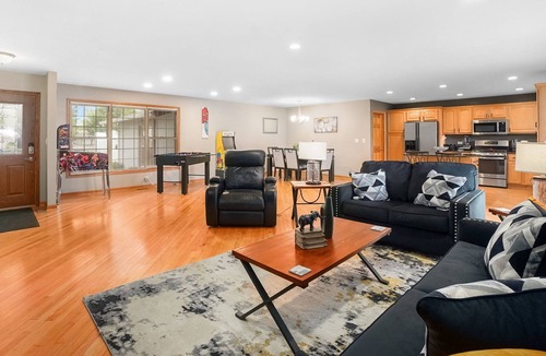 Elk Grove Village House | Elk Grove Village FHS Rental - Kingsbridge Rd