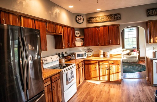 Dickerson Run House | Entire Farmhouse -Maple Bottom Farm Bed & Breakfast
