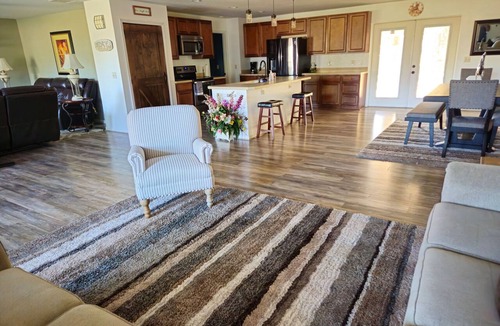 Ocala House | Entire Home, 5 minutes to WEC and FAST, 3bd, 3 bath FENCED 1 acre King bed.